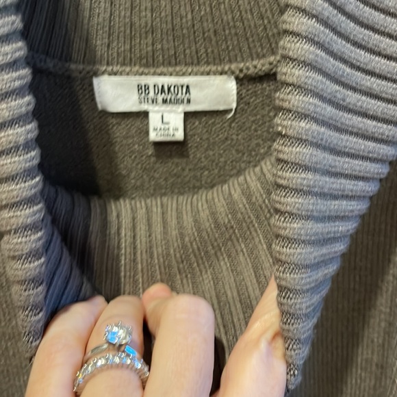 BB DAKOTA crop sweater sz L. Color OLIVE - Picture 2 of 3